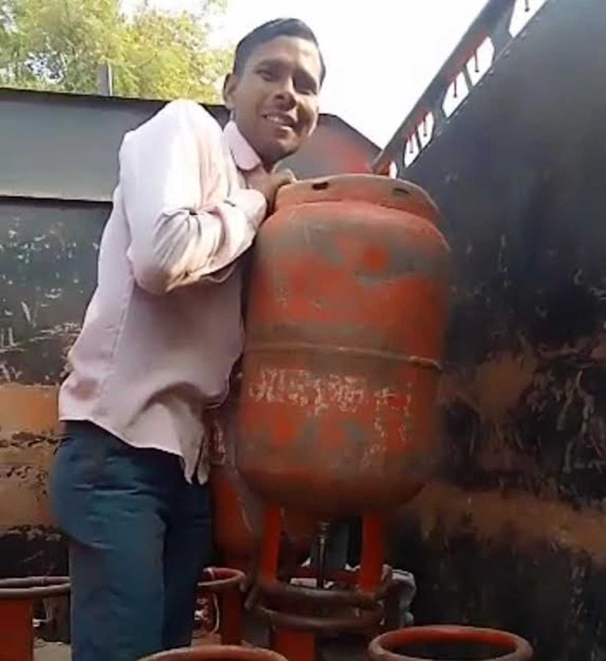 घरेलू सिलेंडर में घटतौली करते हाॅकर का वीडियो वायरल